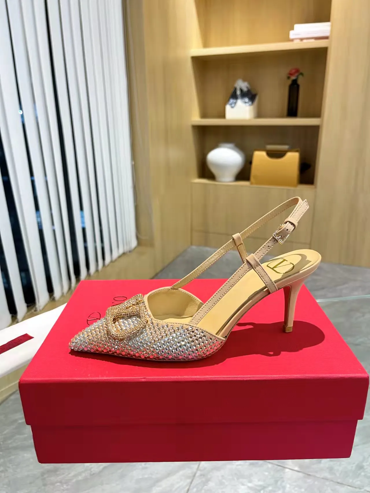 👟👟Ex-factory price 440👟👟 Genuine leather sole + 40 Kloesch diamond buckle Valentino.Valentino big v buckle single shoes ㊙️Latest series of counter genuine version with perfect details. Authentic products are made one to one. All details are consistent with genuine ones. The upper foot is very pedicure type. The key point is that it is very good and easy to control. It does not wear the feet and does not tire the feet. It is a walking artifact. The last shape is completely compared to the counter. The details are perfect. It is impossible to make such an exquisite product without the original version. Exclusive molded brass color. The highest version on the market. Fabric: imported sheepskin, lining and foot pads are all sheepskin. Color: 13 colors available. Sizes (34 to 42). Customized size 34 and 42. Non-returnable and non-exchangeable. Heel height: 7CM. Rubber sole. Genuine leather sole +40